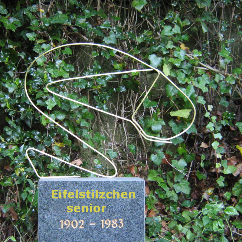 trauernde Frau auf Grabstein
