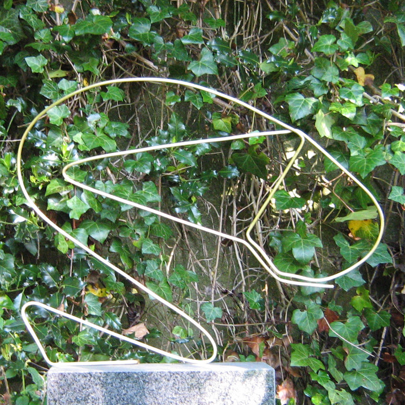 trauernde Frau auf Grabstein